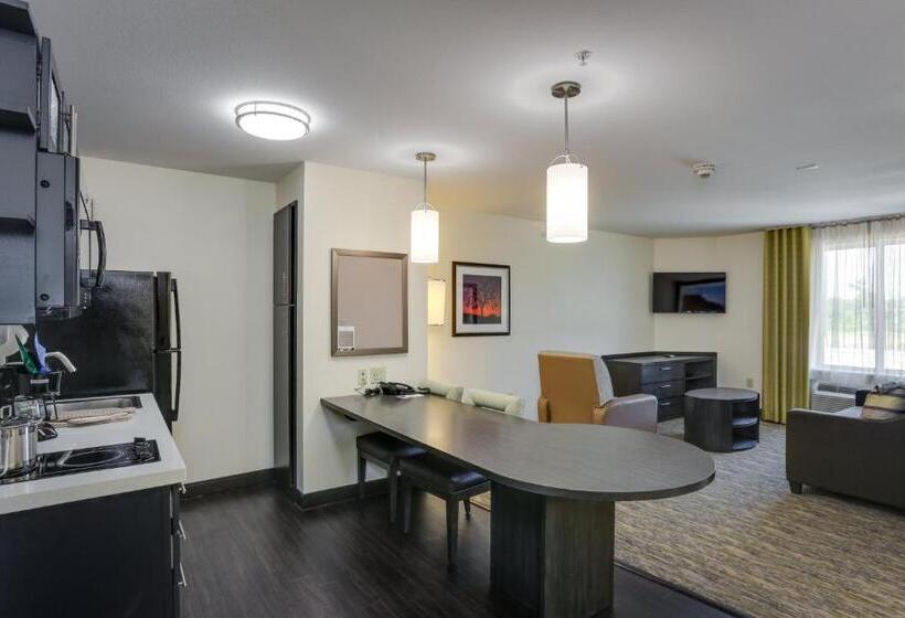 מיטת קינג בסוויטה, Candlewood Suites College Station, An Ihg