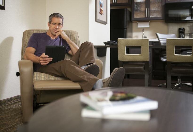 מיטת קינג בסוויטה, Candlewood Suites College Station, An Ihg