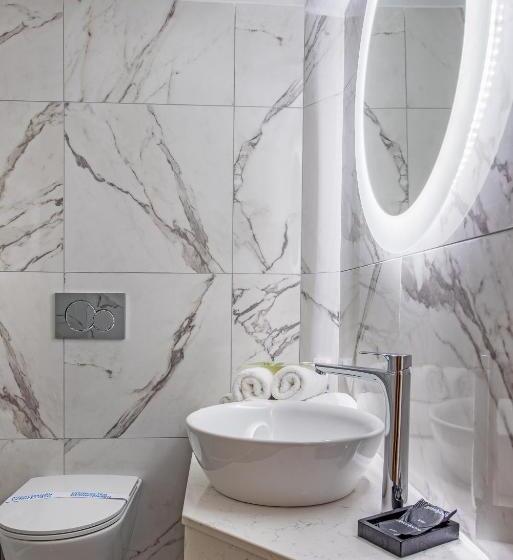 标准三人间, Aggelos Kefalonia