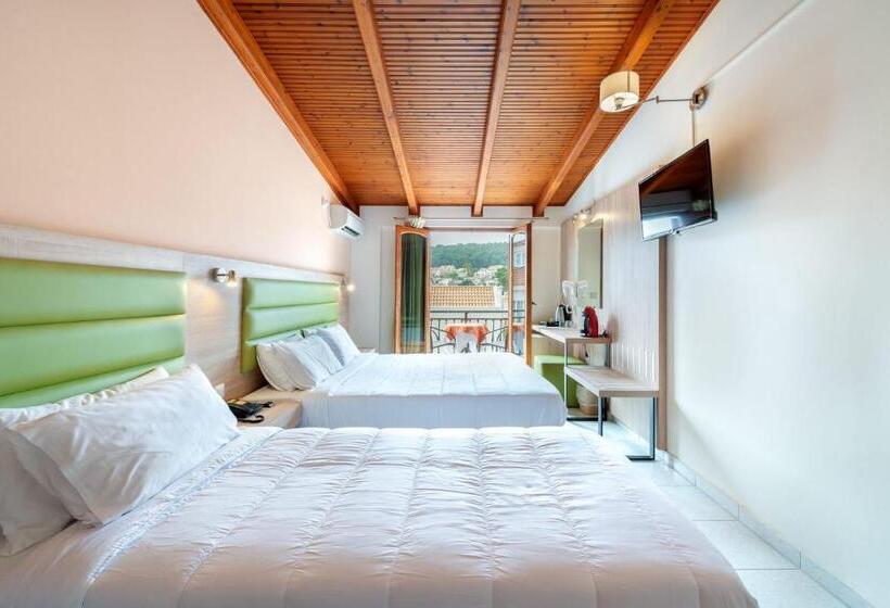 标准三人间, Aggelos Kefalonia