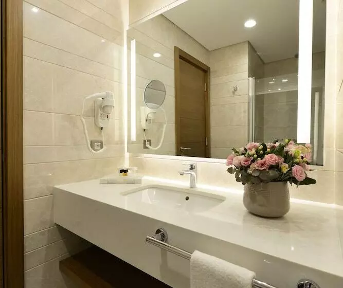 Standard Room Double Bed City View, Holiday Inn Bursa City Centre, An Ihg