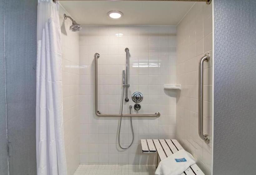 غرفة قياسية سرير كينج لذوى الإحتياجات الخاصة, Holiday Inn Express & Suites Oshawa Downtown   Toronto Area, An Ihg