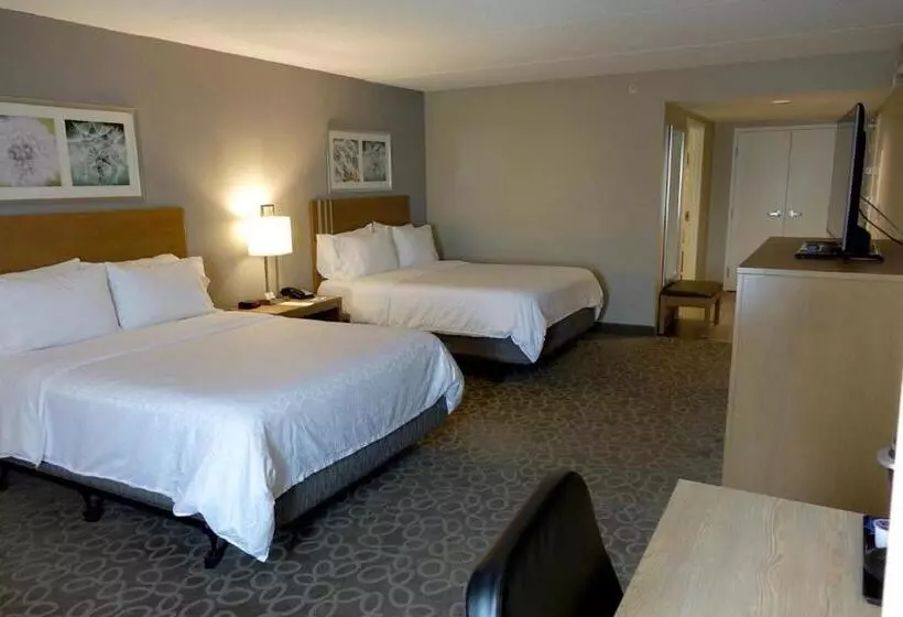 Standard-invahuone, Holiday Inn Express & Suites Oshawa Downtown Toronto Area, An Ihg