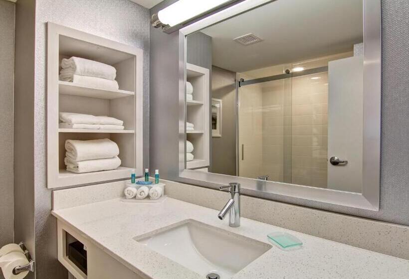 جناح سرير كينج, Holiday Inn Express & Suites Oshawa Downtown   Toronto Area, An Ihg