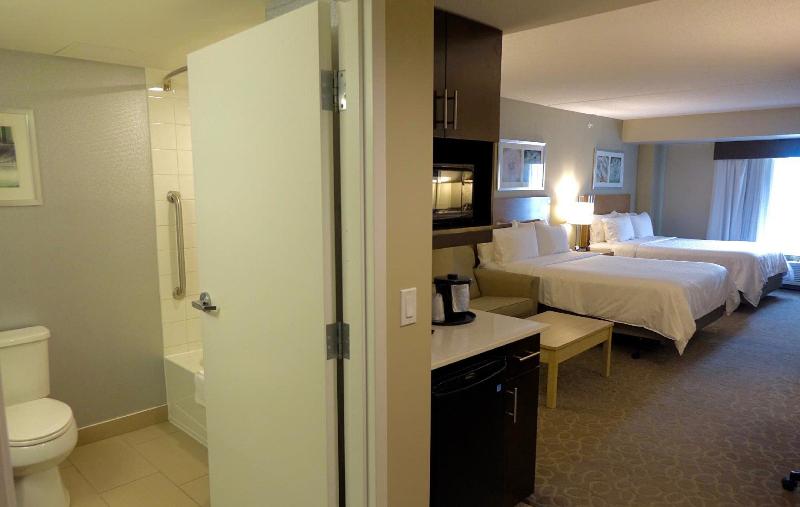 جناح, Holiday Inn Express & Suites Oshawa Downtown   Toronto Area, An Ihg