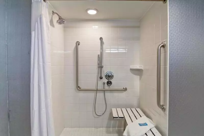 Standard-invahuone, Holiday Inn Express & Suites Oshawa Downtown Toronto Area, An Ihg