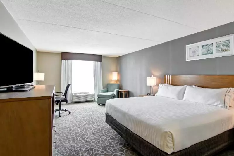 Standard-invahuone, Holiday Inn Express & Suites Oshawa Downtown Toronto Area, An Ihg