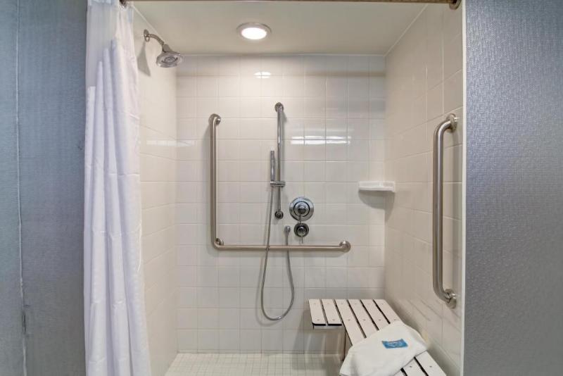 Номер Стандарт Кровать Кинг Адаптированный для Инвалидов, Holiday Inn Express & Suites Oshawa Downtown   Toronto Area, An Ihg