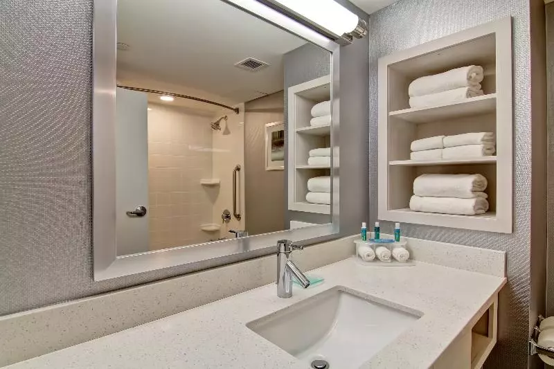 Sviitti King-vuode, Holiday Inn Express & Suites Oshawa Downtown Toronto Area, An Ihg