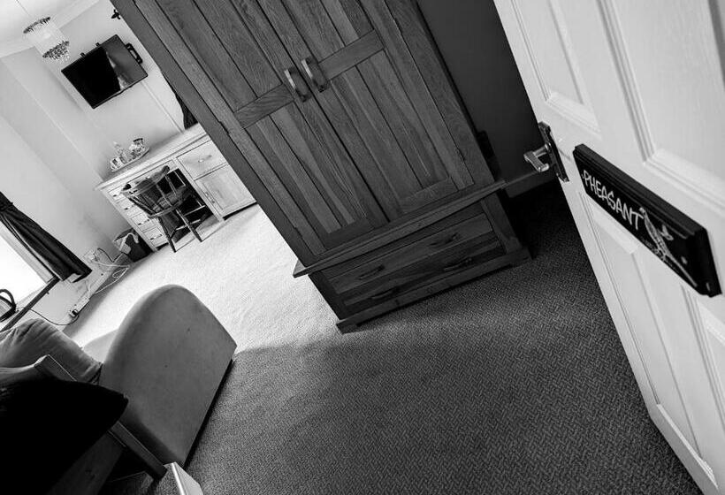 Семейный Номер, The Manor House Inn