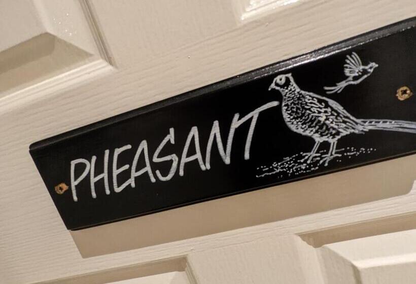 Семейный Номер, The Manor House Inn