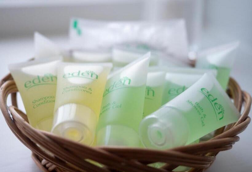 패밀리 룸, The Rest And Be Thankful Inn