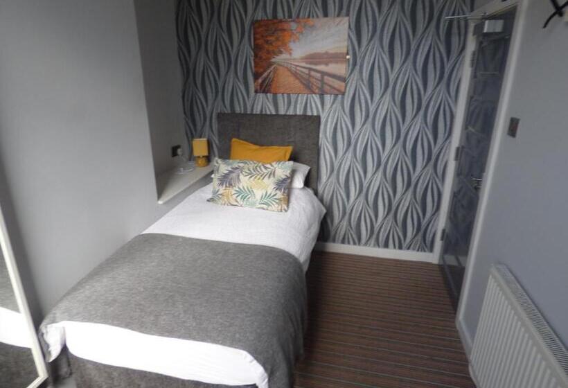 غرفة قياسية فردية حمام مشترك, Wheldale