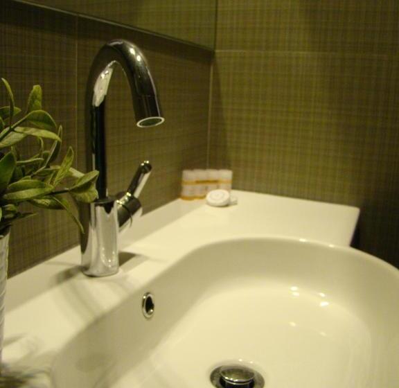 غرفة قياسية ثلاثية, Maison