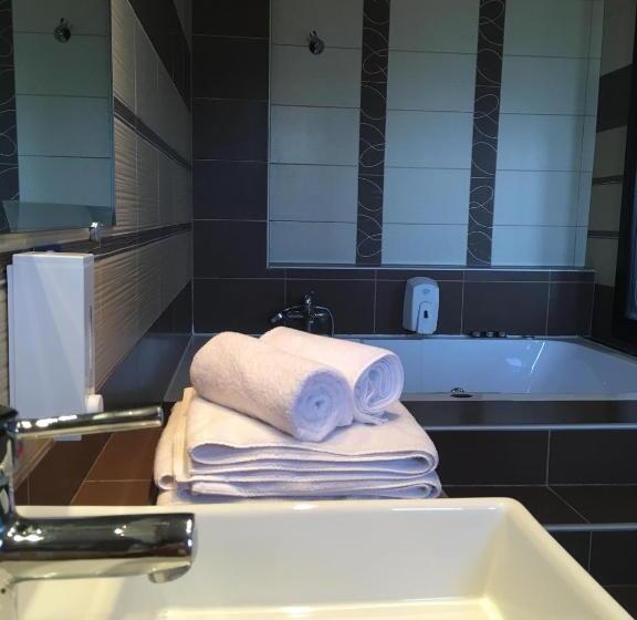 جناح جونيور, Maison