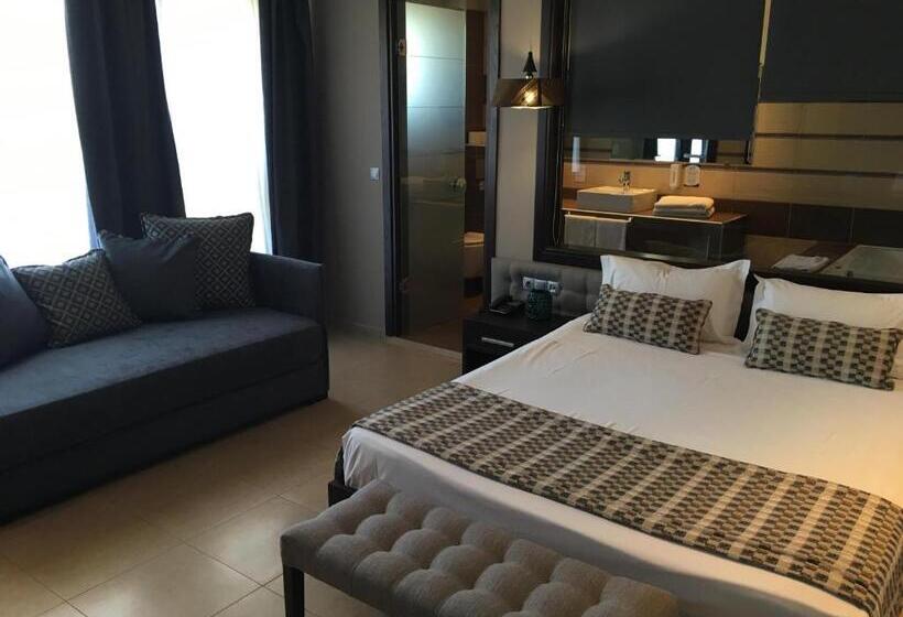 جناح جونيور, Maison