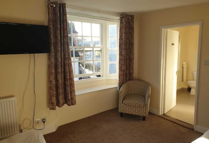 غرفة عائلية, The Queens Head