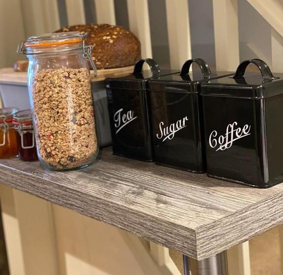 בית, 2 חדרי שינה, Bootmenders B&b