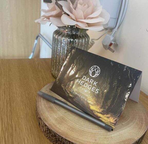 חדר קומפורט לשלושה, The Hedges