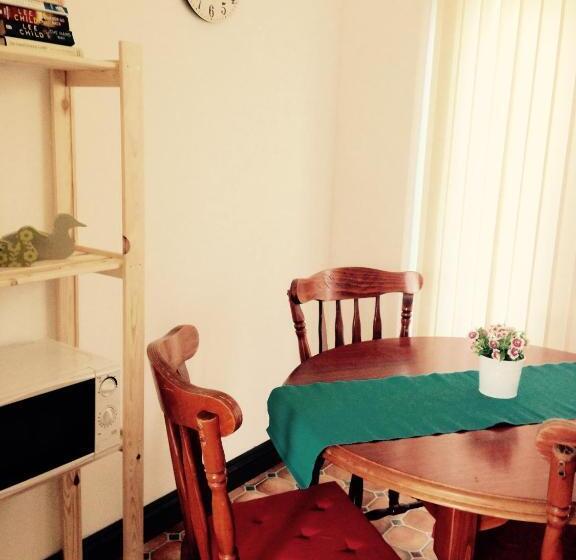 شقة غرفتين, The Swan Inn