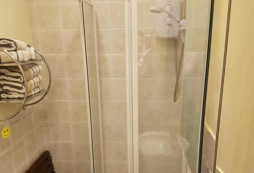 חדר משפחתי, The Goodlife Guesthouse