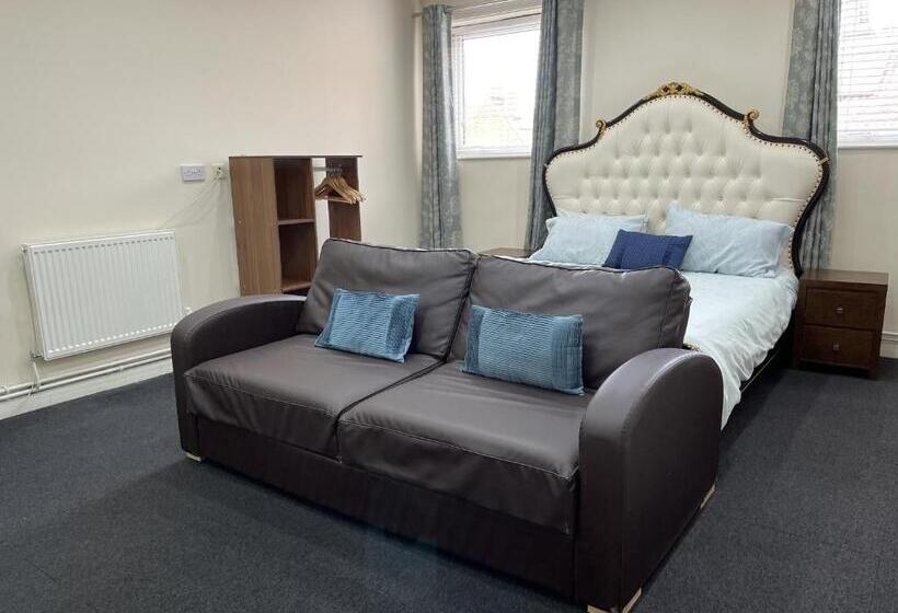 חדר משפחתי, The Goodlife Guesthouse