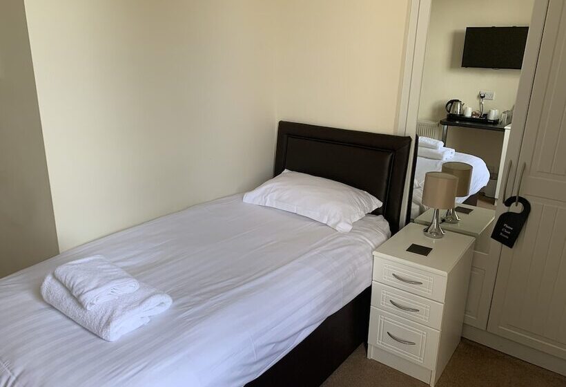 חדר משפחתי, The Lawns Guest House