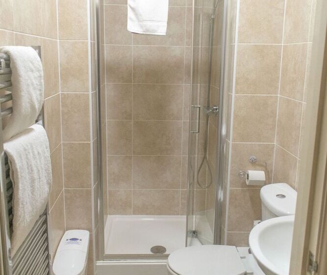 חדר משפחתי, The Lawns Guest House