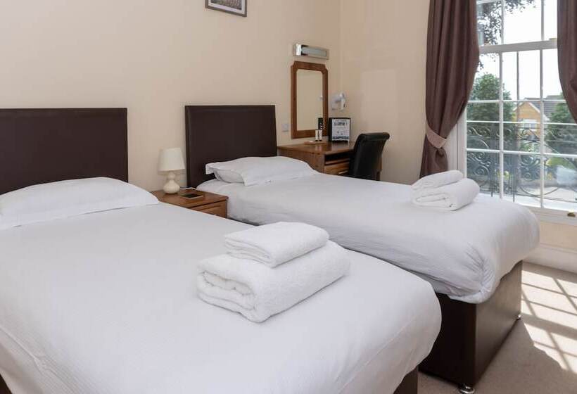 חדר משפחתי, The Lawns Guest House