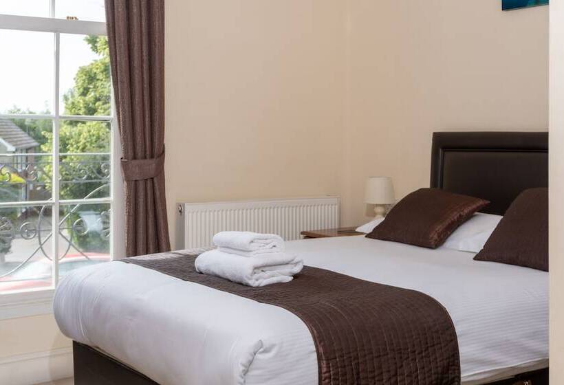 חדר משפחתי, The Lawns Guest House