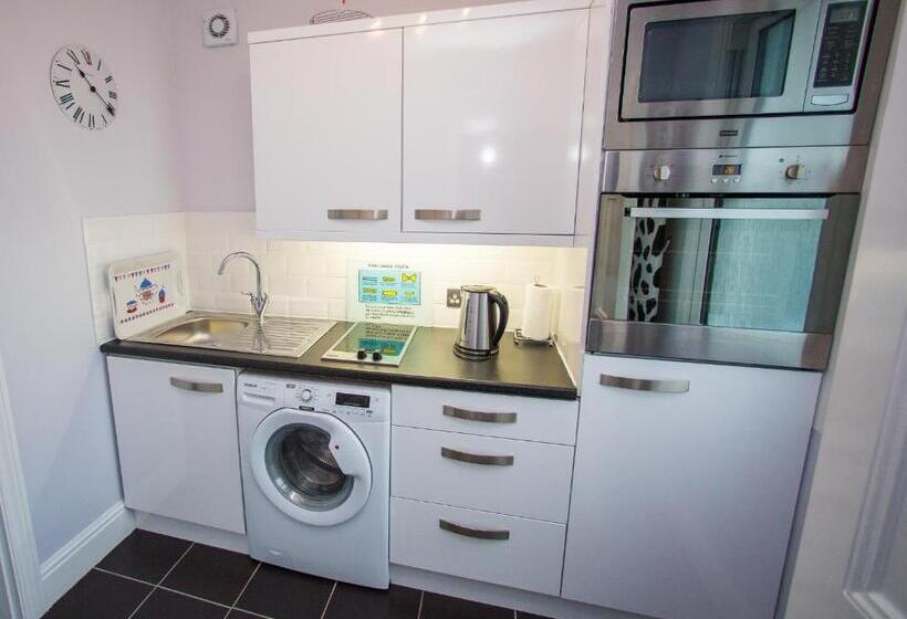 Студия Стандарт, Studios At Glenthorne