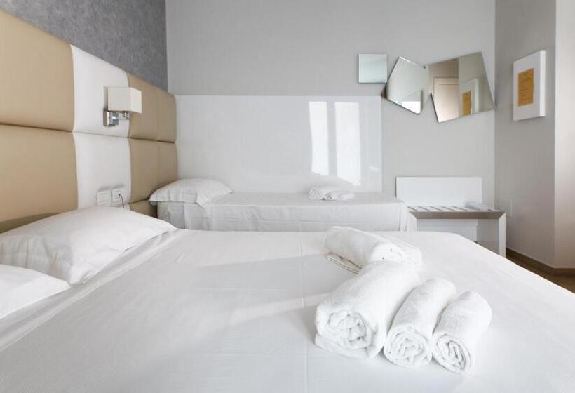 חדר סטנדרט לשלושה עם מרפסת, Al Veliero