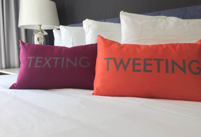 غرفه قياسيه سريرين مزدوجين, Lucent