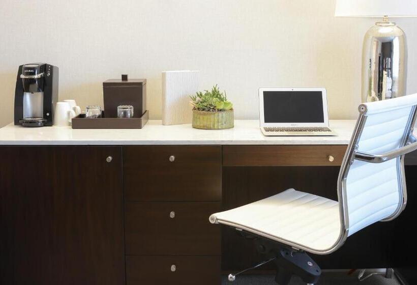 غرفة قياسية سرير كينج, Lucent