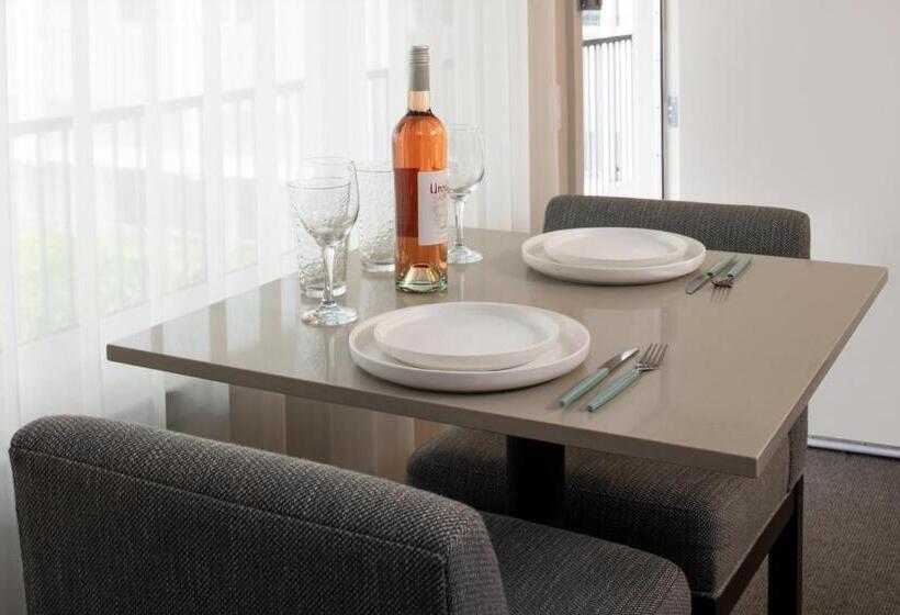 غرفة قياسية سرير كينج, Lucent