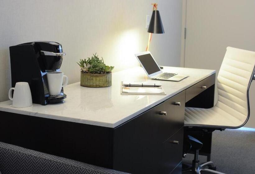 غرفه قياسيه سريرين مزدوجين, Lucent