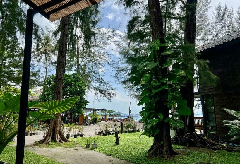 بنجلو قياسى مطل على البحر, Salisa Resort