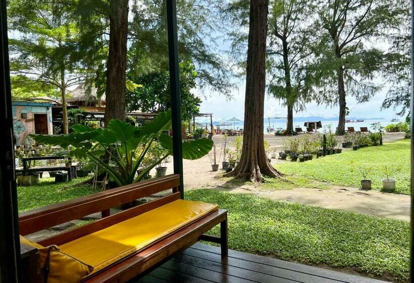 بنجلو قياسى مطل على البحر, Salisa Resort