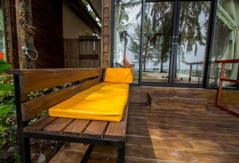 بنجلو قياسى مطل على البحر, Salisa Resort