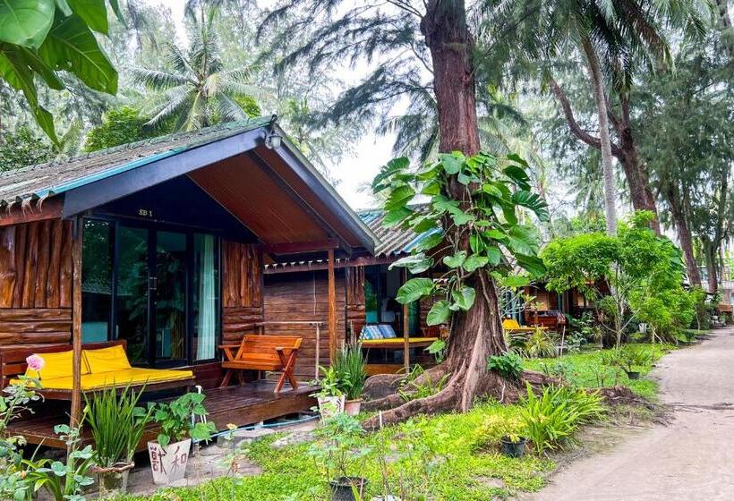 بنجلو قياسى, Salisa Resort