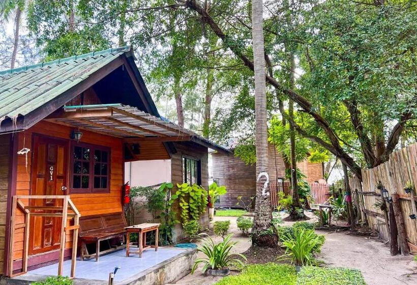 بنجلو قياسى مطلّ علي الحديقة, Salisa Resort