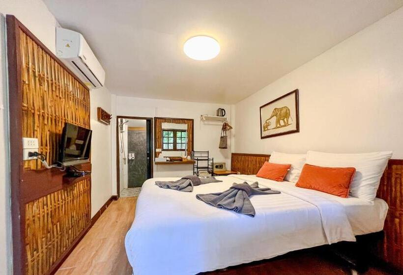 بنجلو قياسى مطلّ علي الحديقة, Salisa Resort