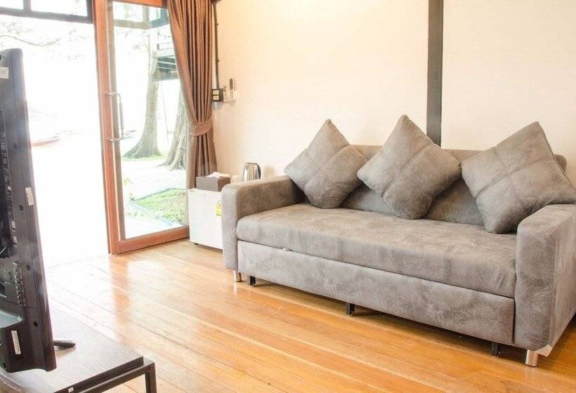 بنجلو قياسى, Salisa Resort