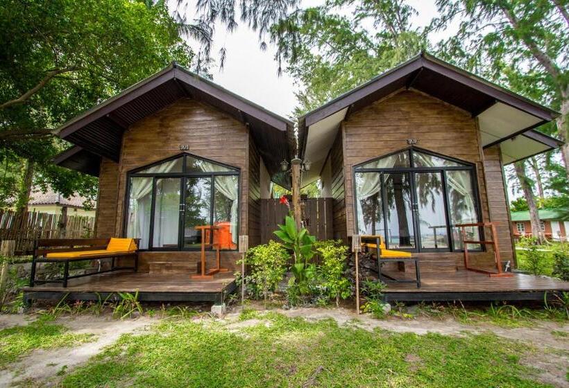 بنجلو قياسى مطل على البحر, Salisa Resort