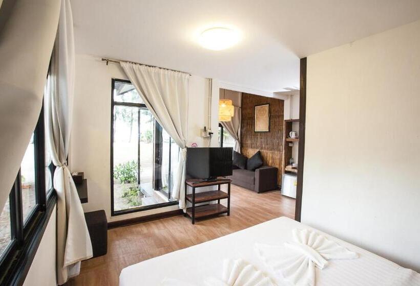 بنجلو قياسى مطل على البحر, Salisa Resort