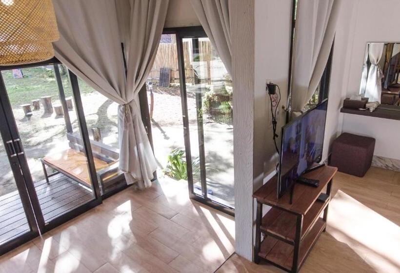 بنجلو قياسى مطل على البحر, Salisa Resort