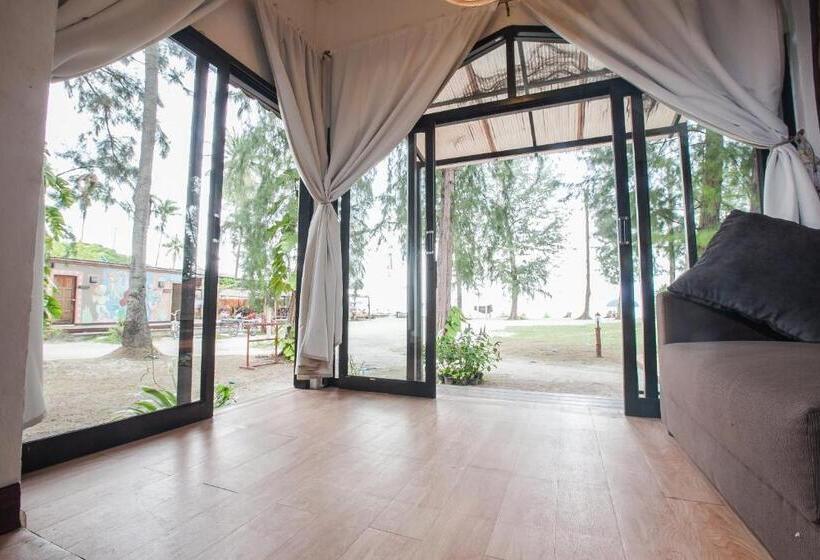 بنجلو قياسى مطل على البحر, Salisa Resort