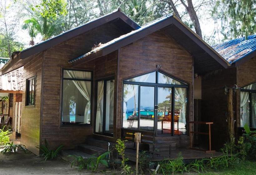 بنجلو قياسى مطل على البحر, Salisa Resort