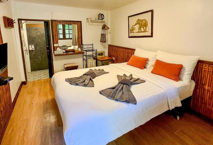 بنجلو قياسى مطلّ علي الحديقة, Salisa Resort