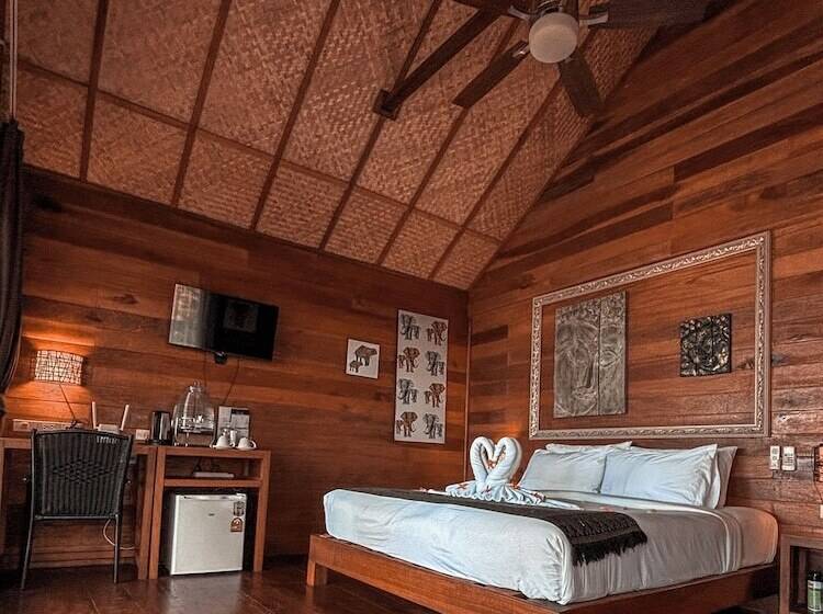 스탠다드 방갈로, Ten Moons Lipe Resort